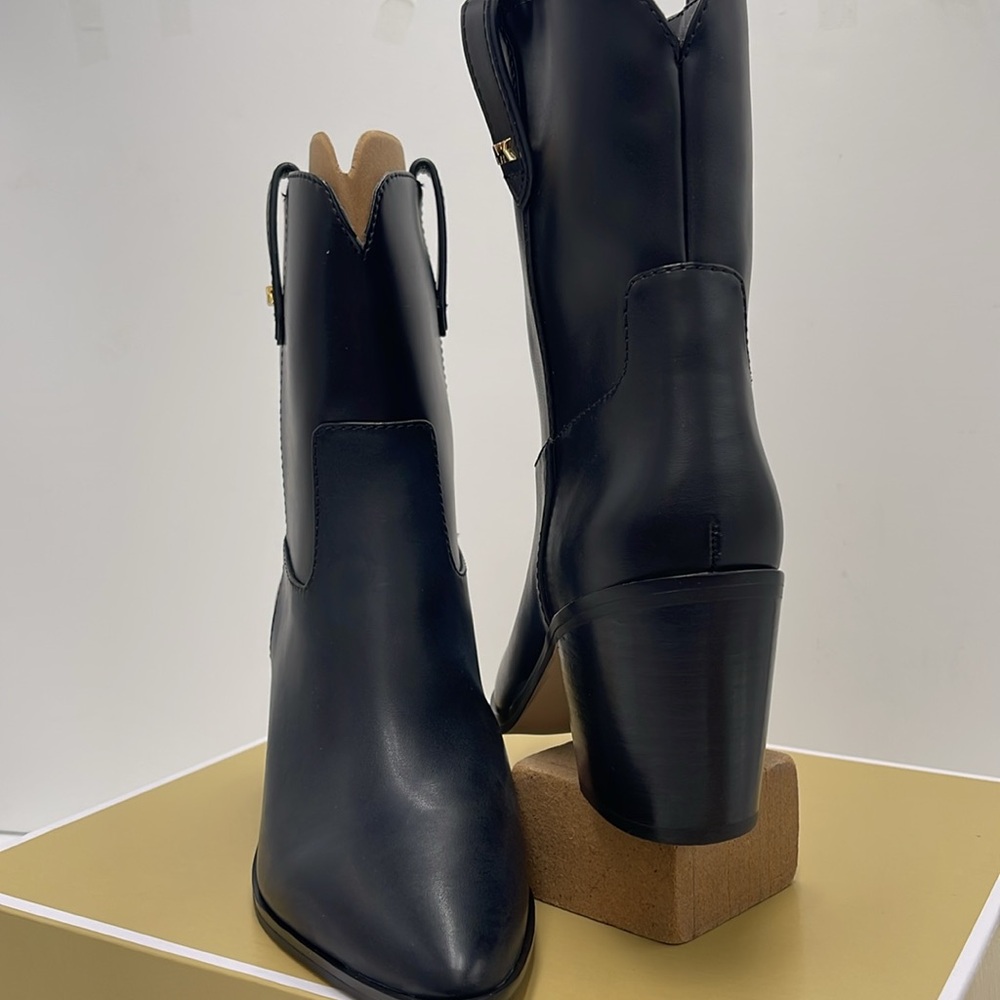 MICHAEL KORS WAVERLY HEELED BOOTIE FAUX LEATHER
49F4WVME5L
198102183704
BLACK - Picture 9 of 16